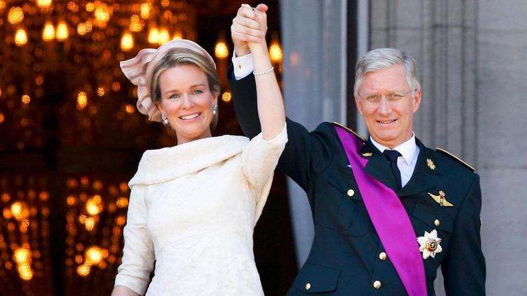 König Philippe mit Königin Mathilde auf dem Balkon