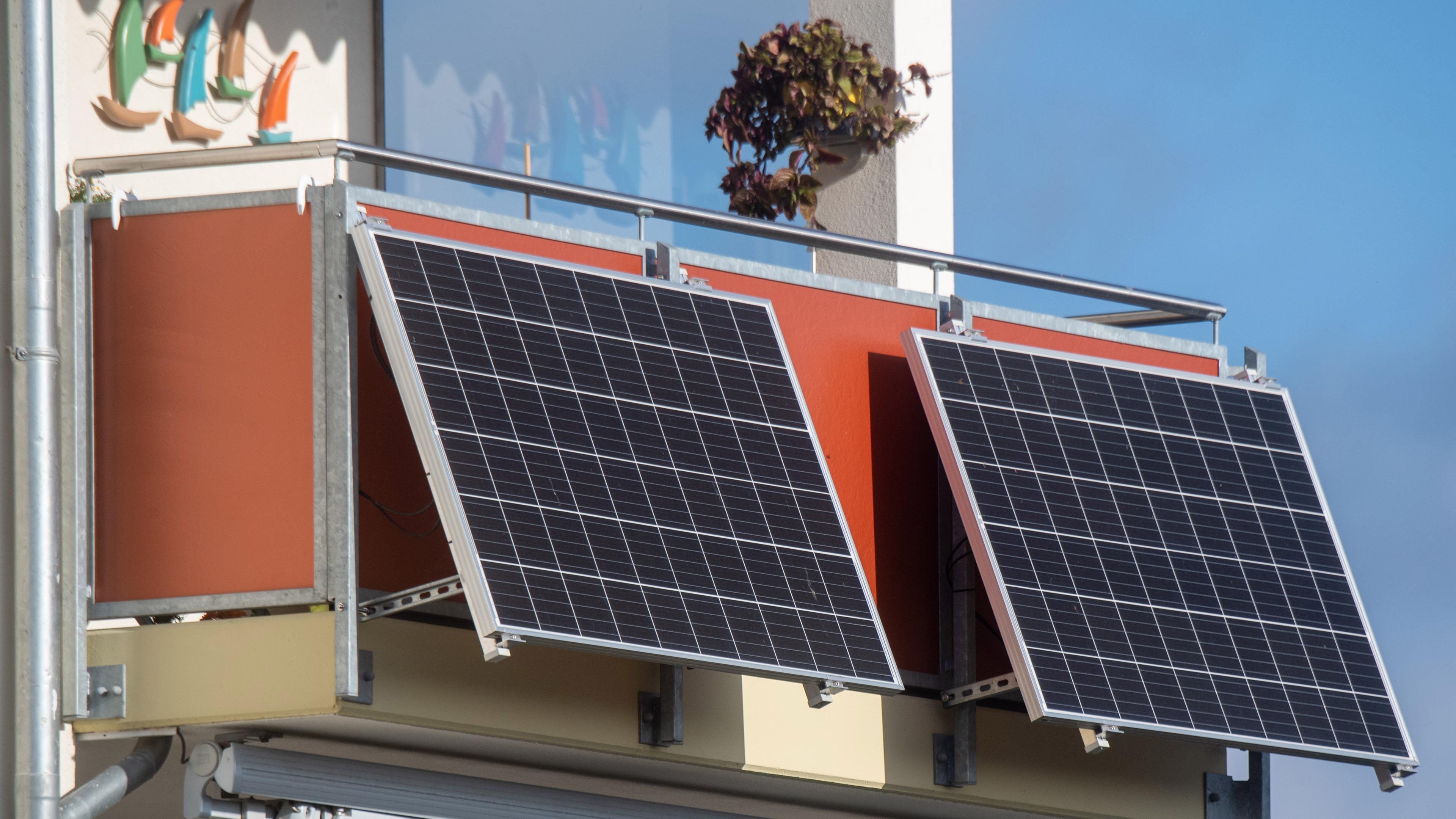 Solarpaneele, die an einem Balkon befestigt sind; 07.11.2022; Stralsund