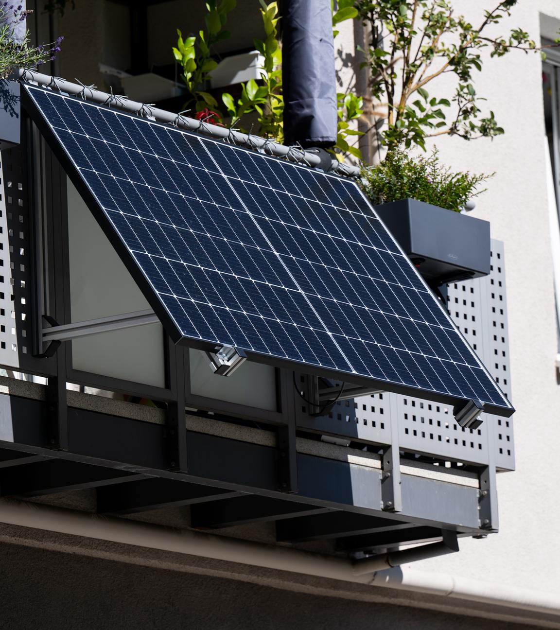 Bayern, München: Stecker-Solaranlagen für den Balkon können die eigene Stromrechnung senken.