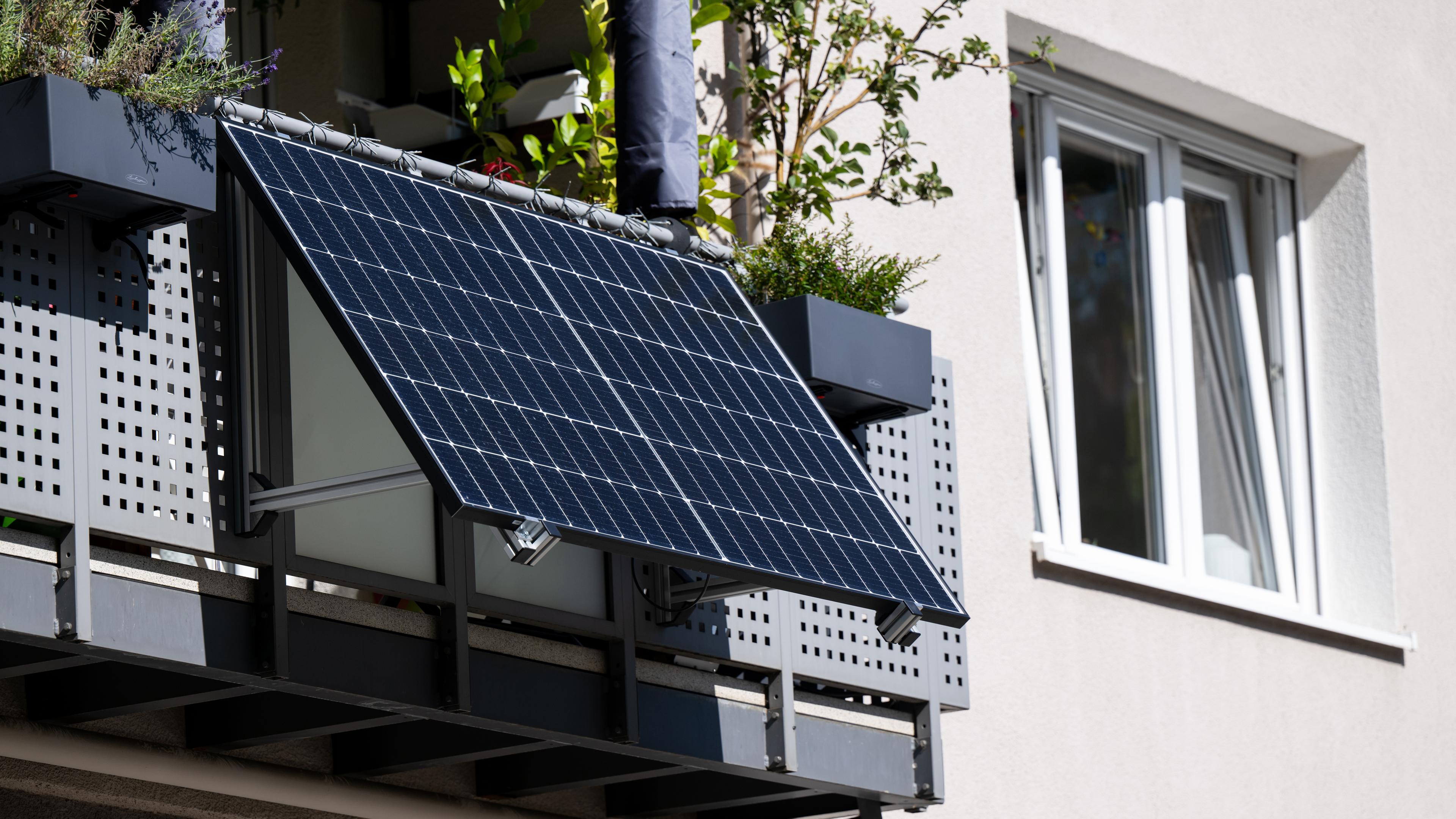 Bayern, München: Stecker-Solaranlagen für den Balkon können die eigene Stromrechnung senken.