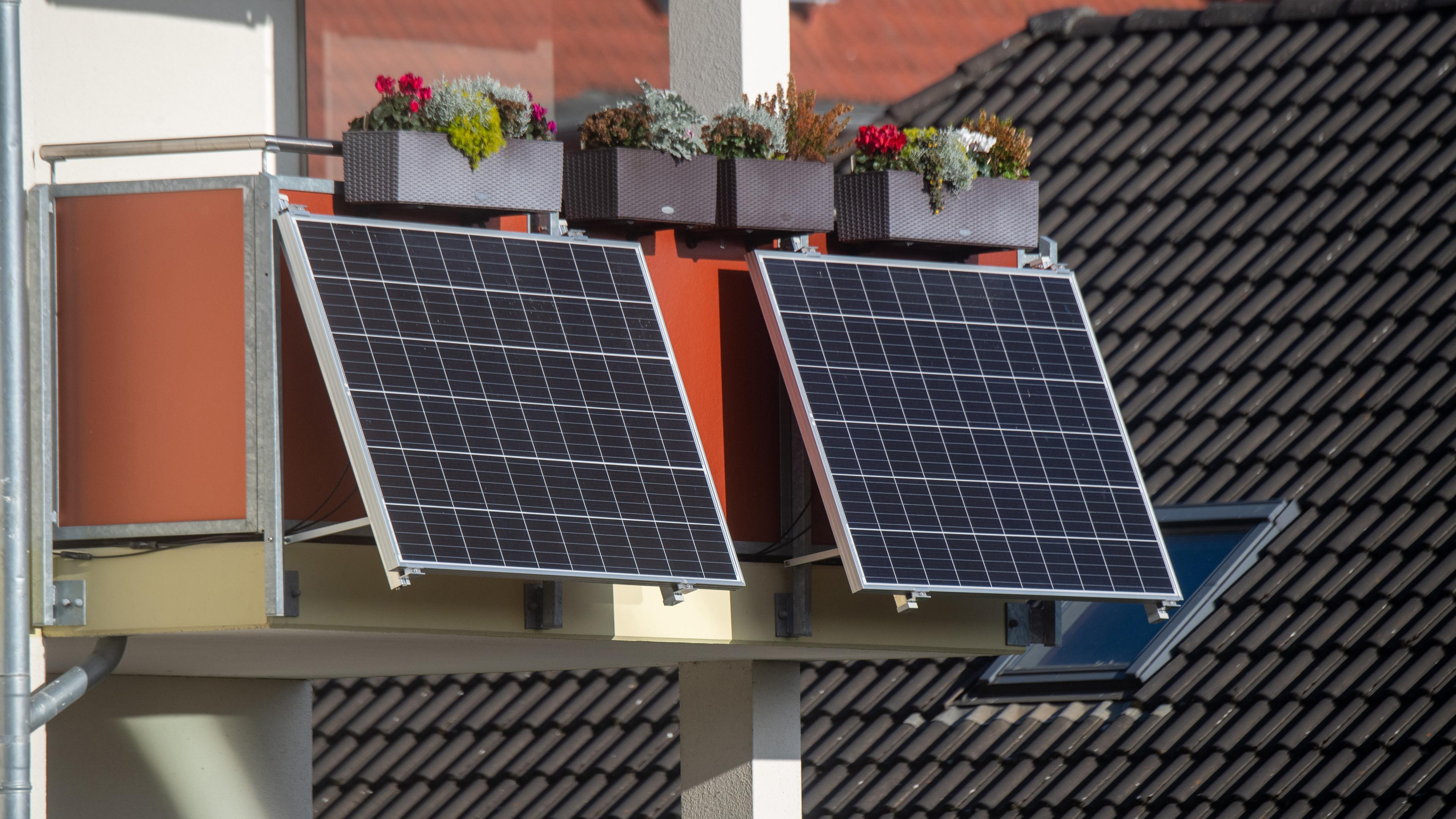 Mecklenburg-Vorpommern, Stralsund: Solarmodule für ein Balkonkraftwerk hängen an einem Balkon.