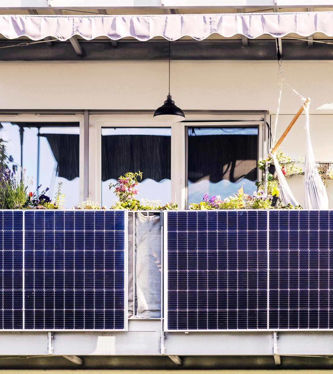 Sonnenkollektoren auf dem Balkon eines Wohnblocks.