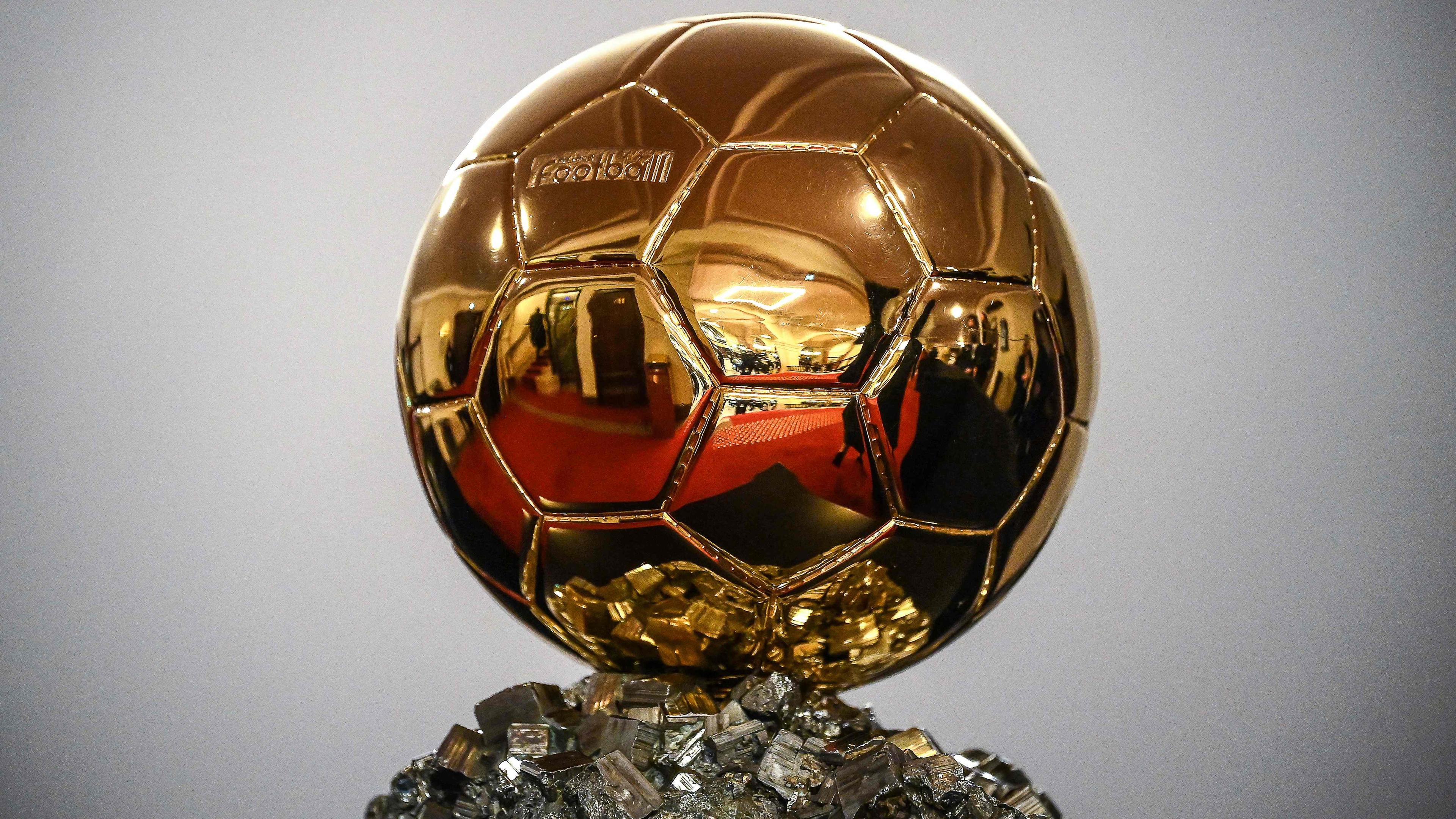Ein goldener Fußball auf einem Sockel.
