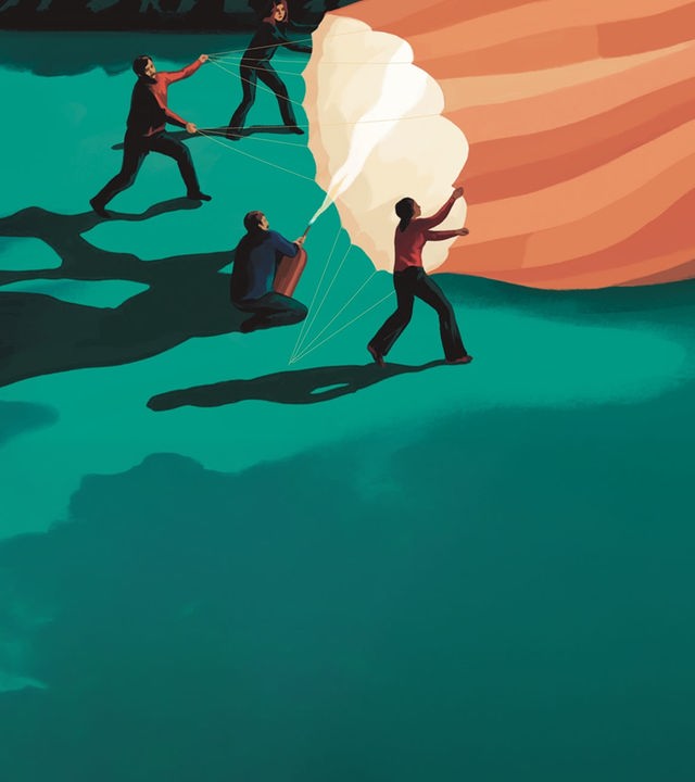 Zeichnung: Drei Menschen stehen nachts auf einer Wiese. Vor ihnen befindet sich die liegenden Hülle eines Heißluftballons. Zwischen ihnen bläst ein Brenner erwärmte Luft in die Hülle.