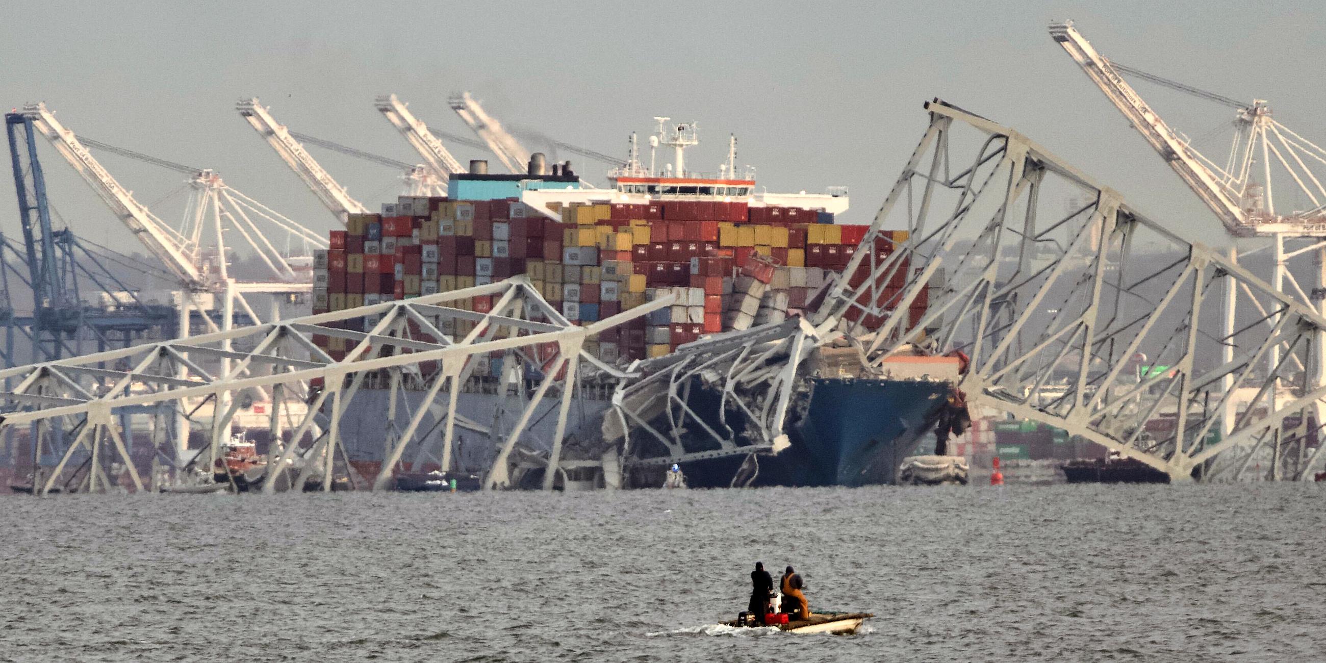 USA, Baltimore: Blick auf die Francis Scott Key Bridge, nach der Kollision eines Containerschiffs mit der Autobrücke.