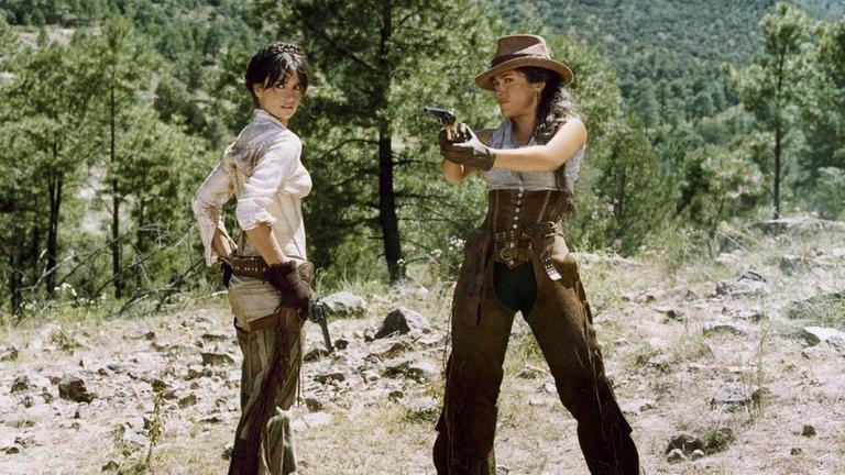 Maria (Penélope Cruz, l.) und Sara (Salma Hayek, r.) im Trainingscamp für angehende Bankräuberinnen.