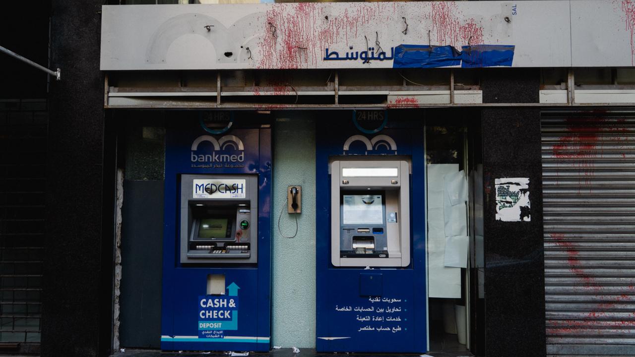 Eine Bankfiliale im Beiruter Stadtteil Hamra. Die Wut der Libanes*innen zeigt sich auch im Vandalismus an den Automaten.