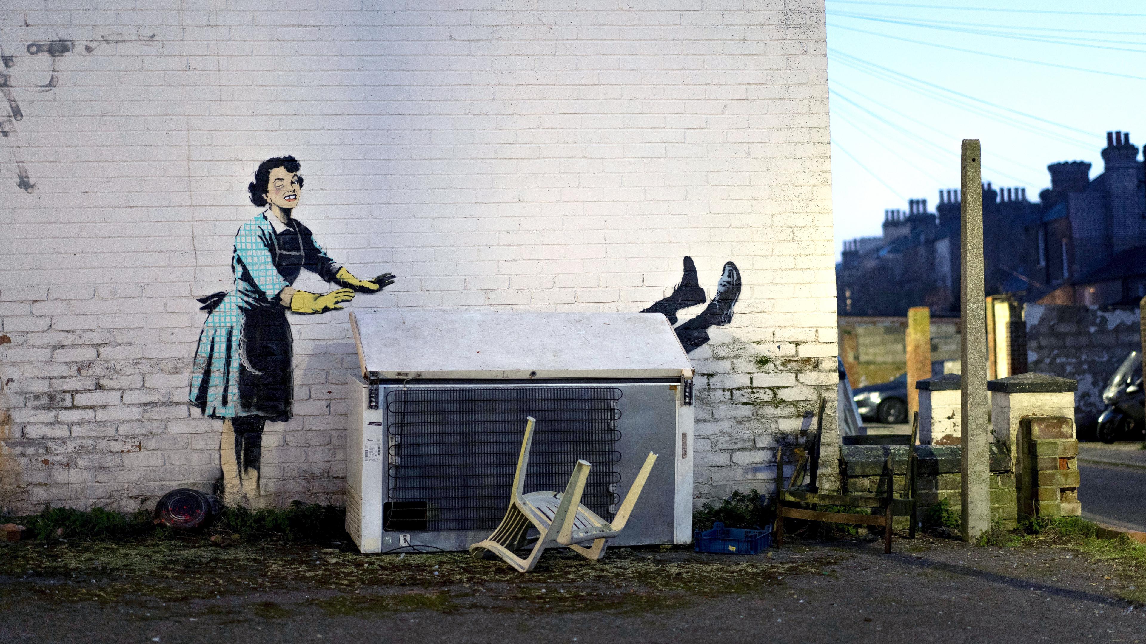 Dieses undatierte Handout-Foto zeigt eines der neuen Werke von Banksy, das eine Hausfrau aus den 1950er Jahren zu zeigen scheint