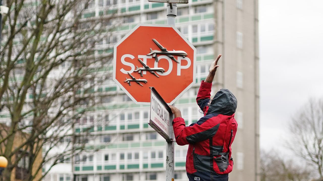 Banksy-Stoppschild geklaut: Zwei Verdächtige festgenommen - ZDFheute