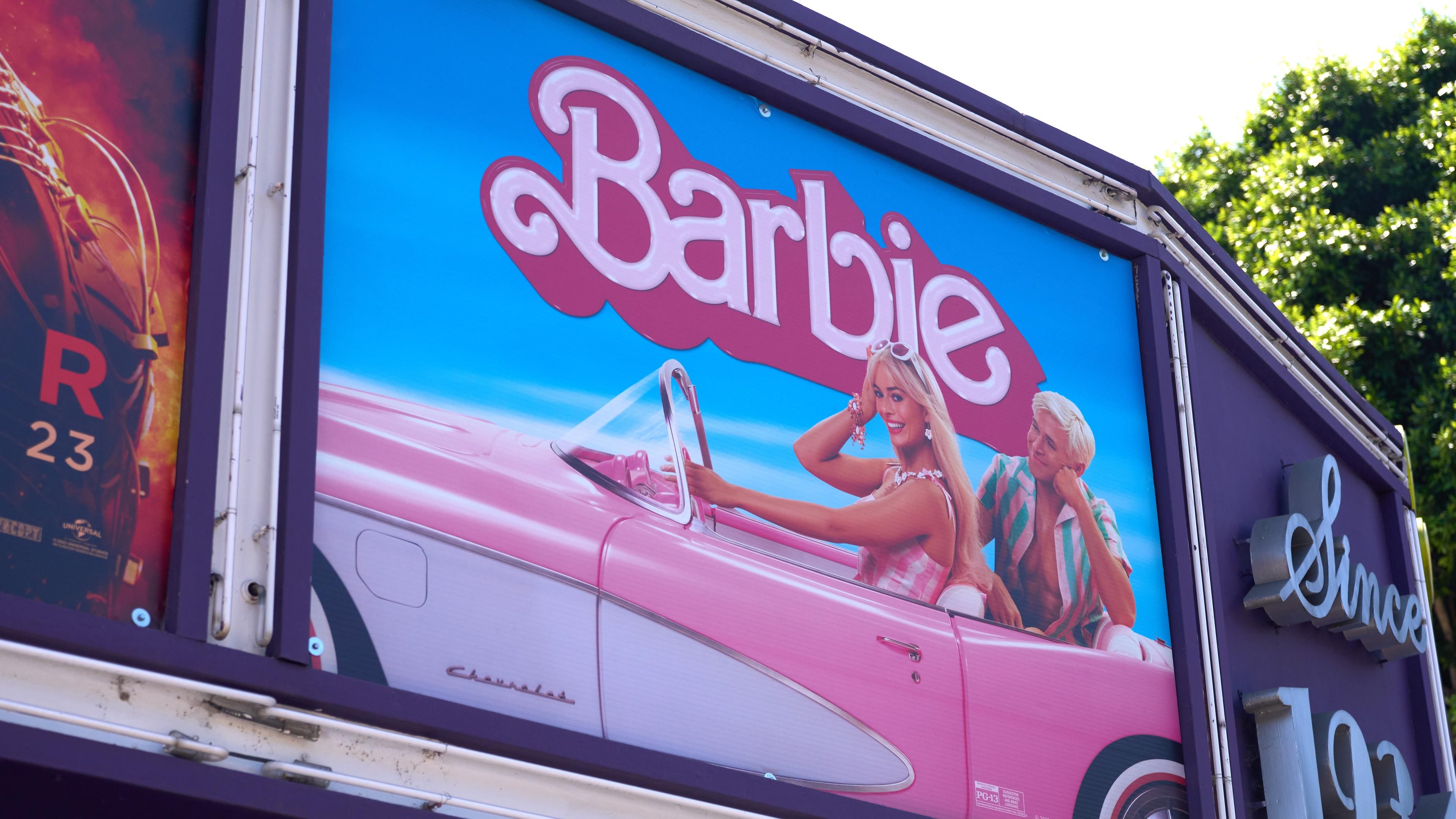 Ein Barbie Filmplakat am Los Feliz Theater in Los Angeles 