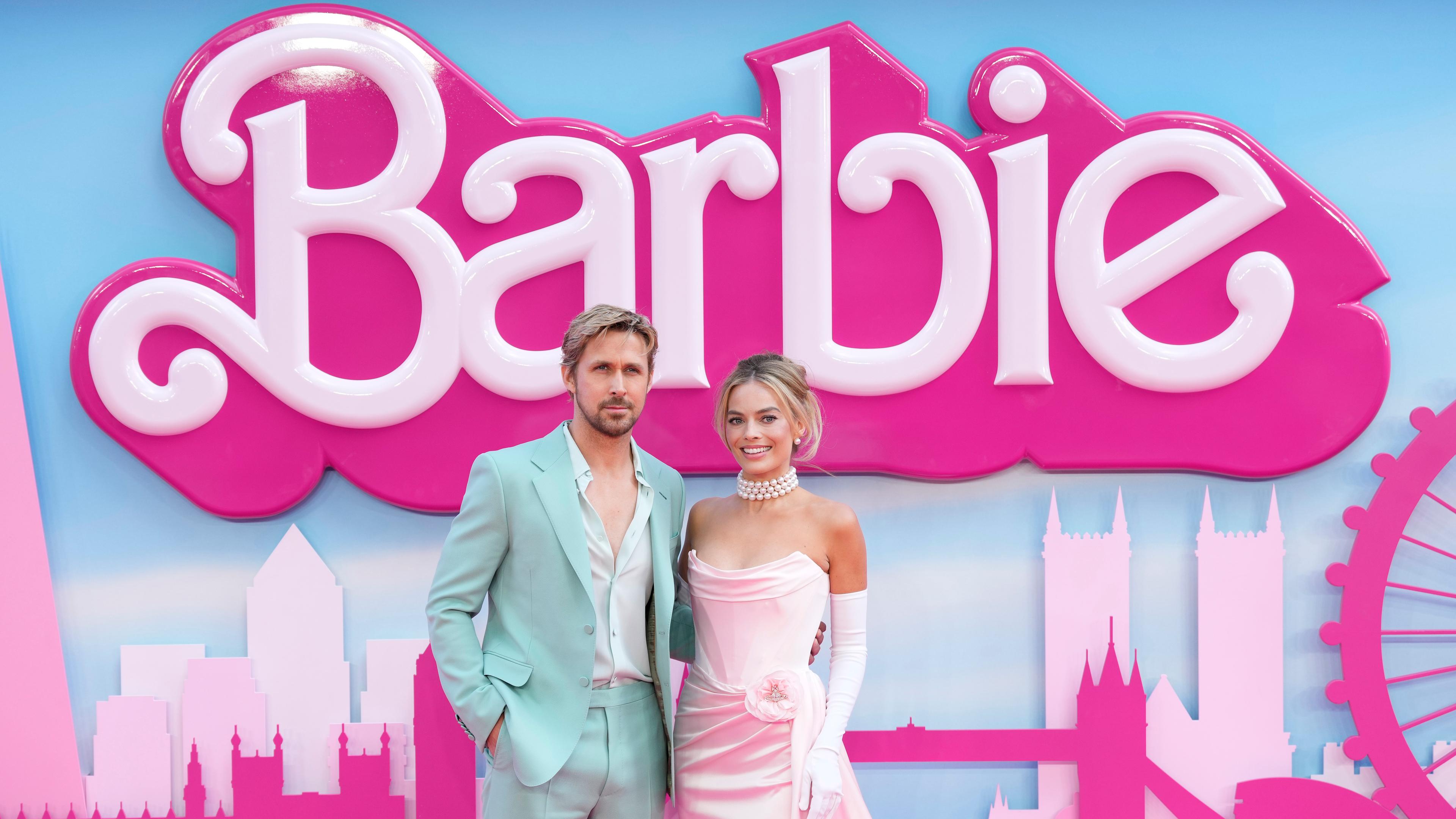 Das Bild zeigt die beiden Hauptdarsteller Ryan Gosling und Margot Robbie bei der Premiere des Films "Barbie".