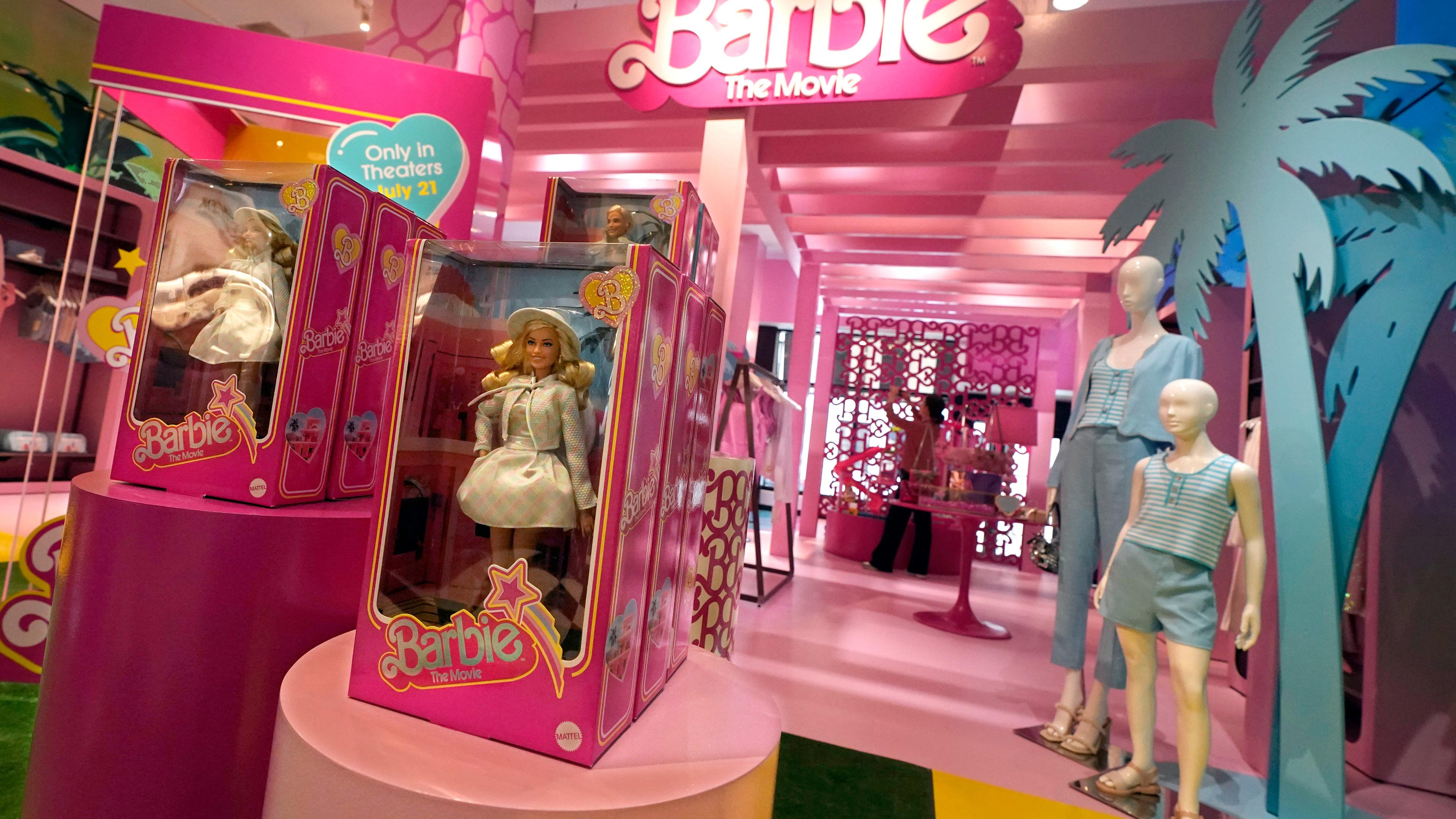 Barbie-Waren werden am 20. Juli 2023 in einem Sonderbereich bei Bloomingdale's in New York ausgestellt
