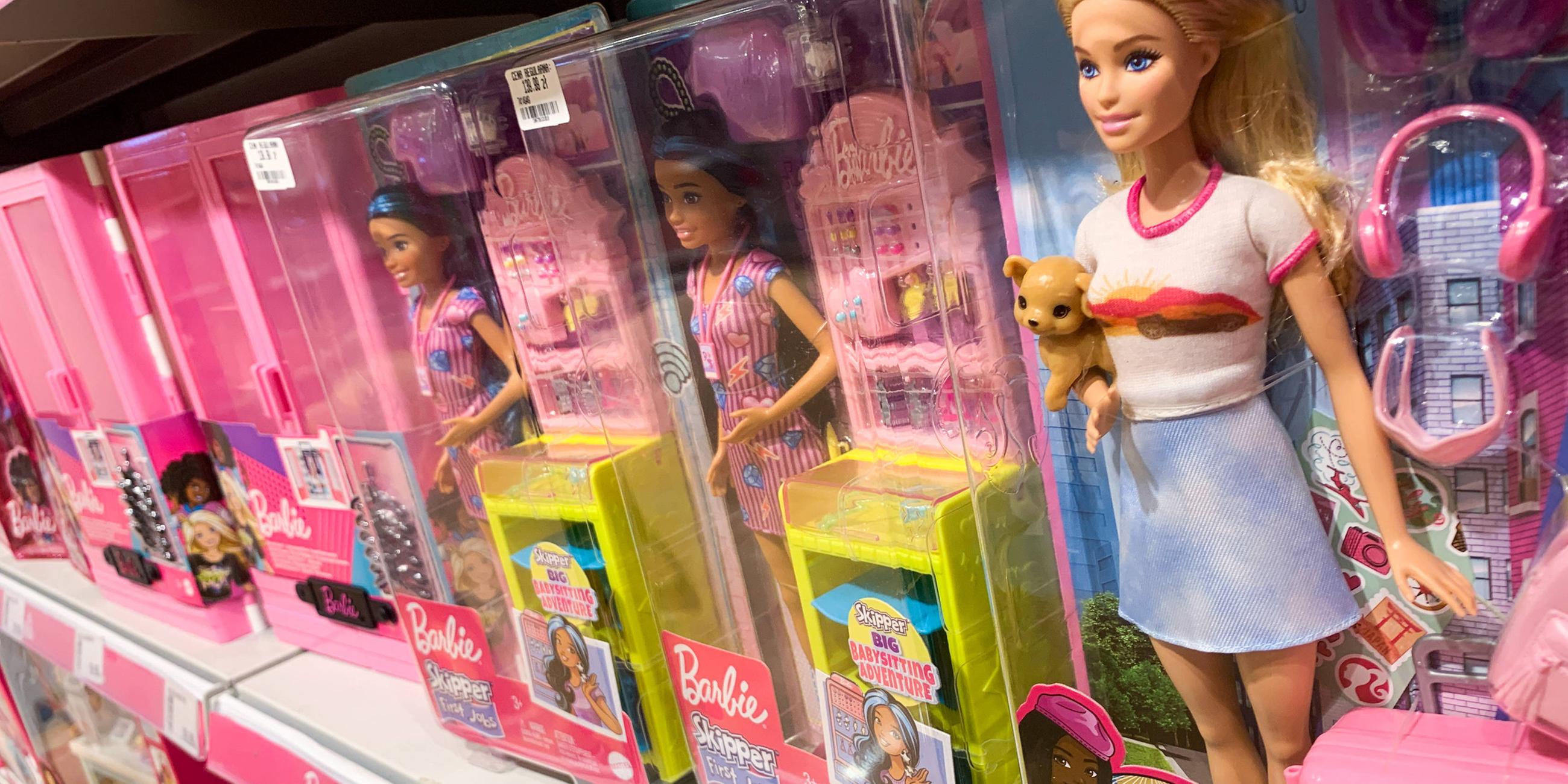 Barbie-Puppen der Marke Barbie sind am 17. 07. 2023 im Spielzeugladen in Krakau, Polen, zu sehen. 