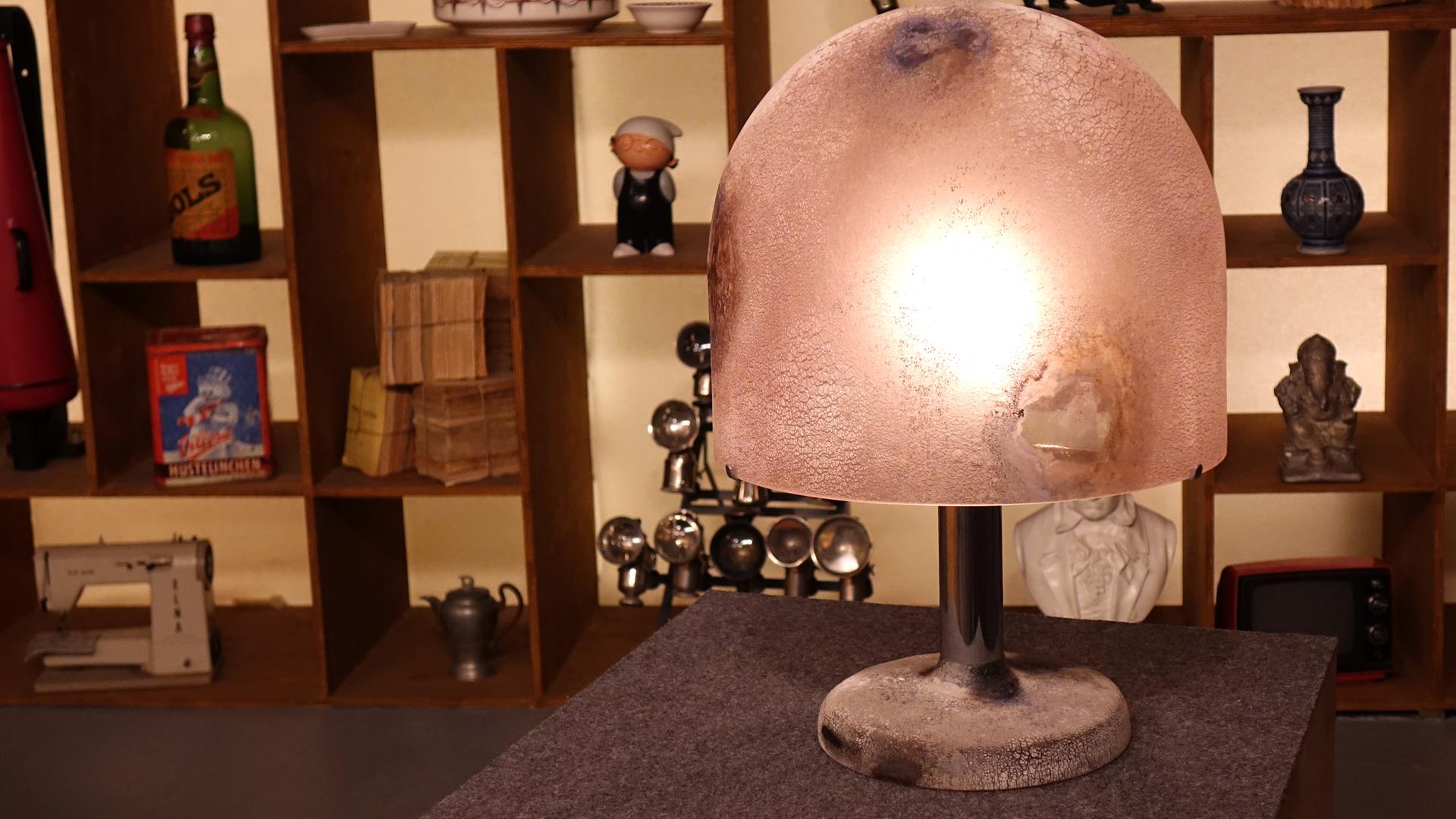 Eine Tischlampe mit großem halbrunden Schirm von Alfredo Barbini