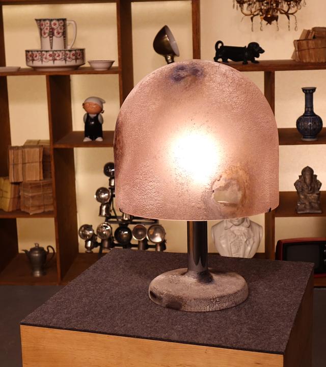 Eine Tischlampe mit großem halbrunden Schirm von Alfredo Barbini
