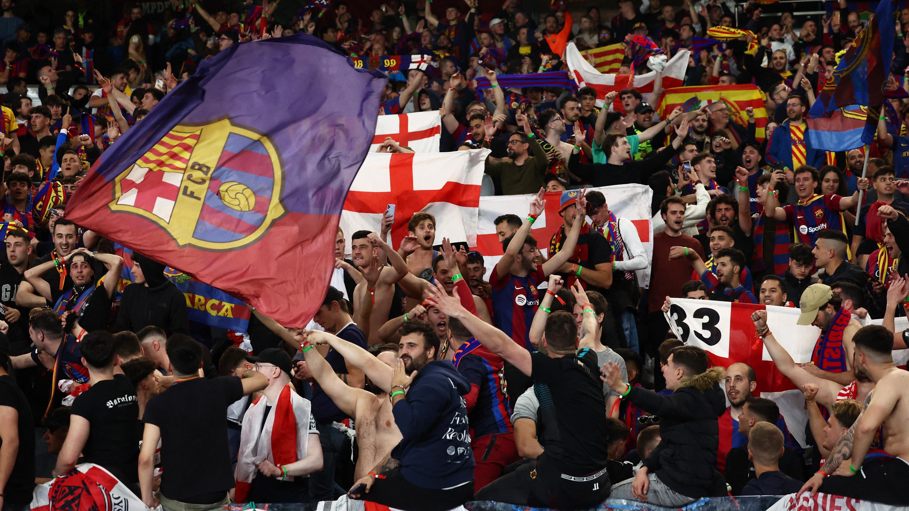 Barcelona Fans feiern nach dem Spiel am 10.04.2024.