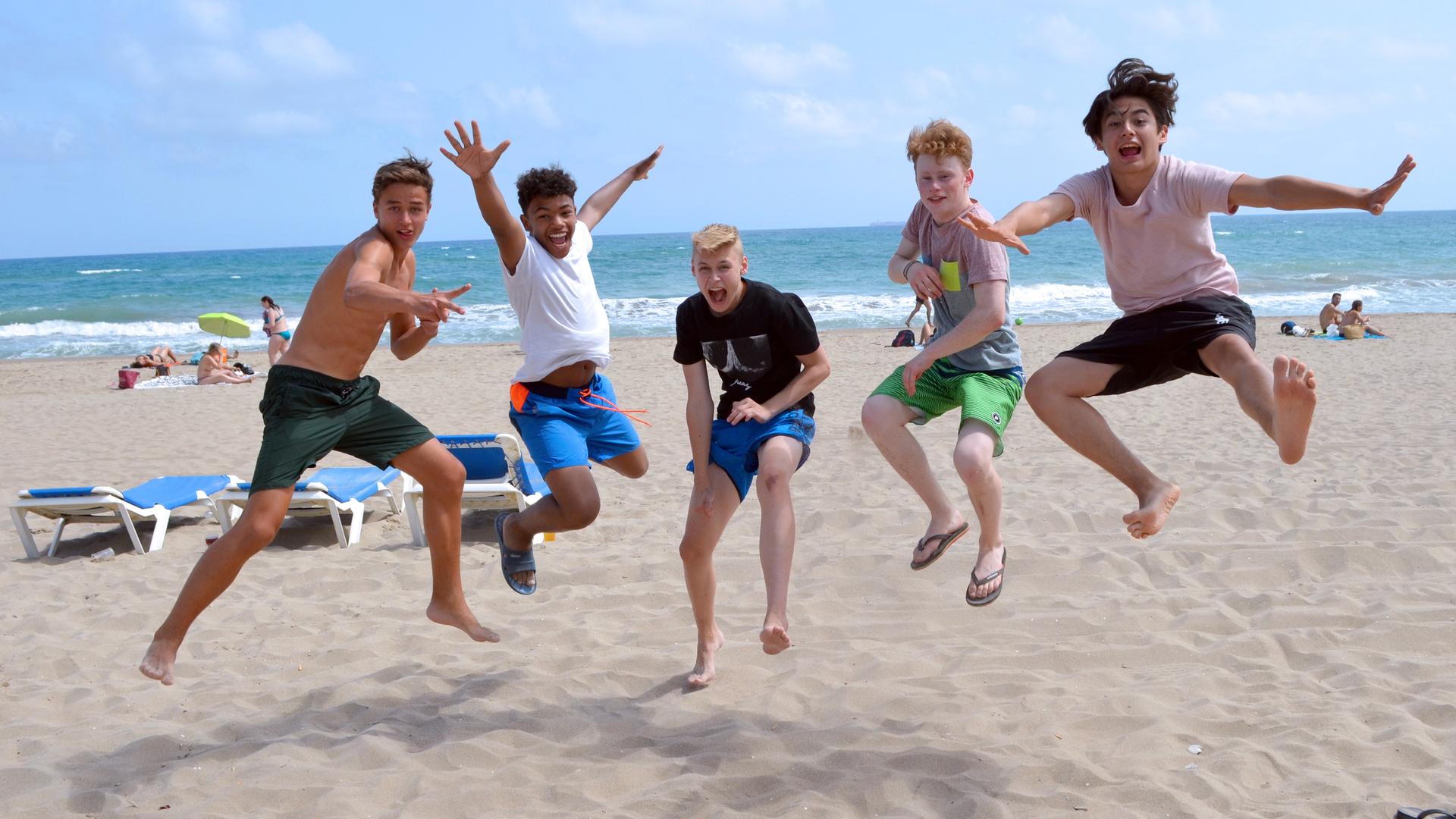 Ole, Jamie, Chinedu, Timmy und Justus am Strand von Barcelona