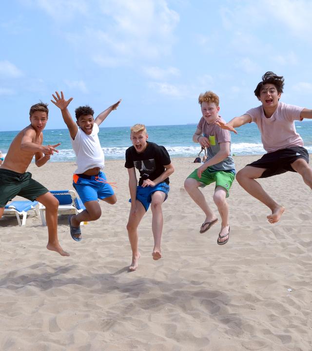 Ole, Jamie, Chinedu, Timmy und Justus am Strand von Barcelona