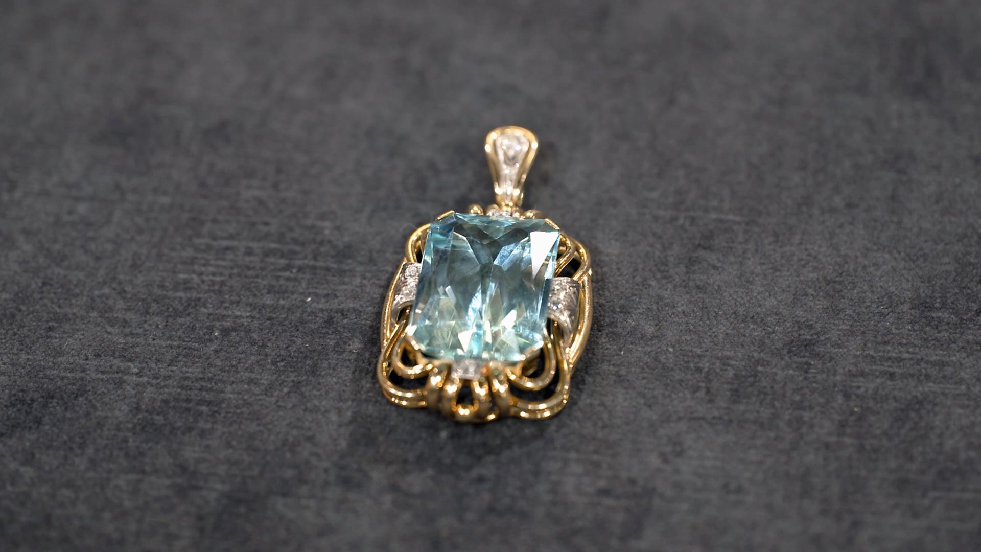 Ein blauer Aquamarin-Anhänger