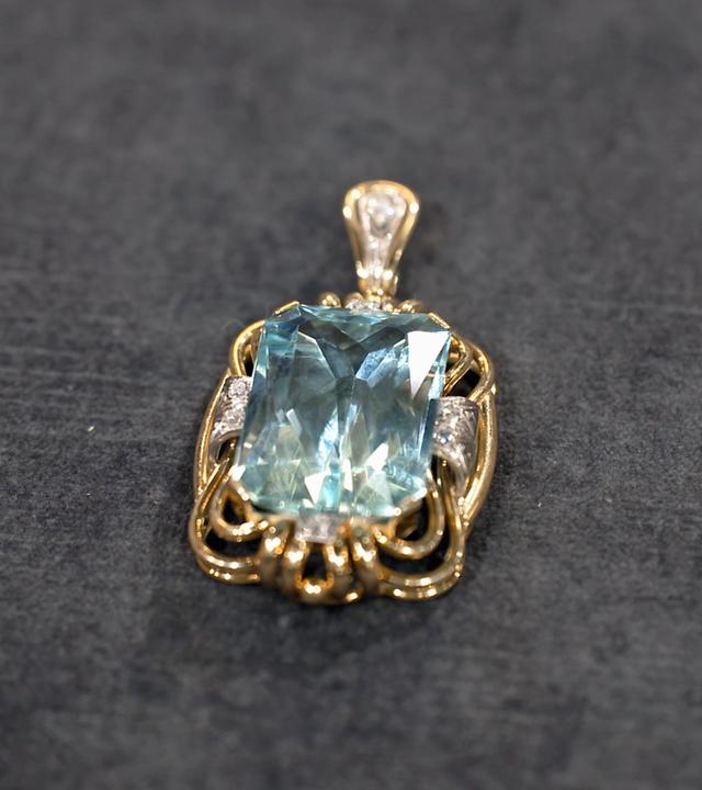 Ein blauer Aquamarin-Anhänger