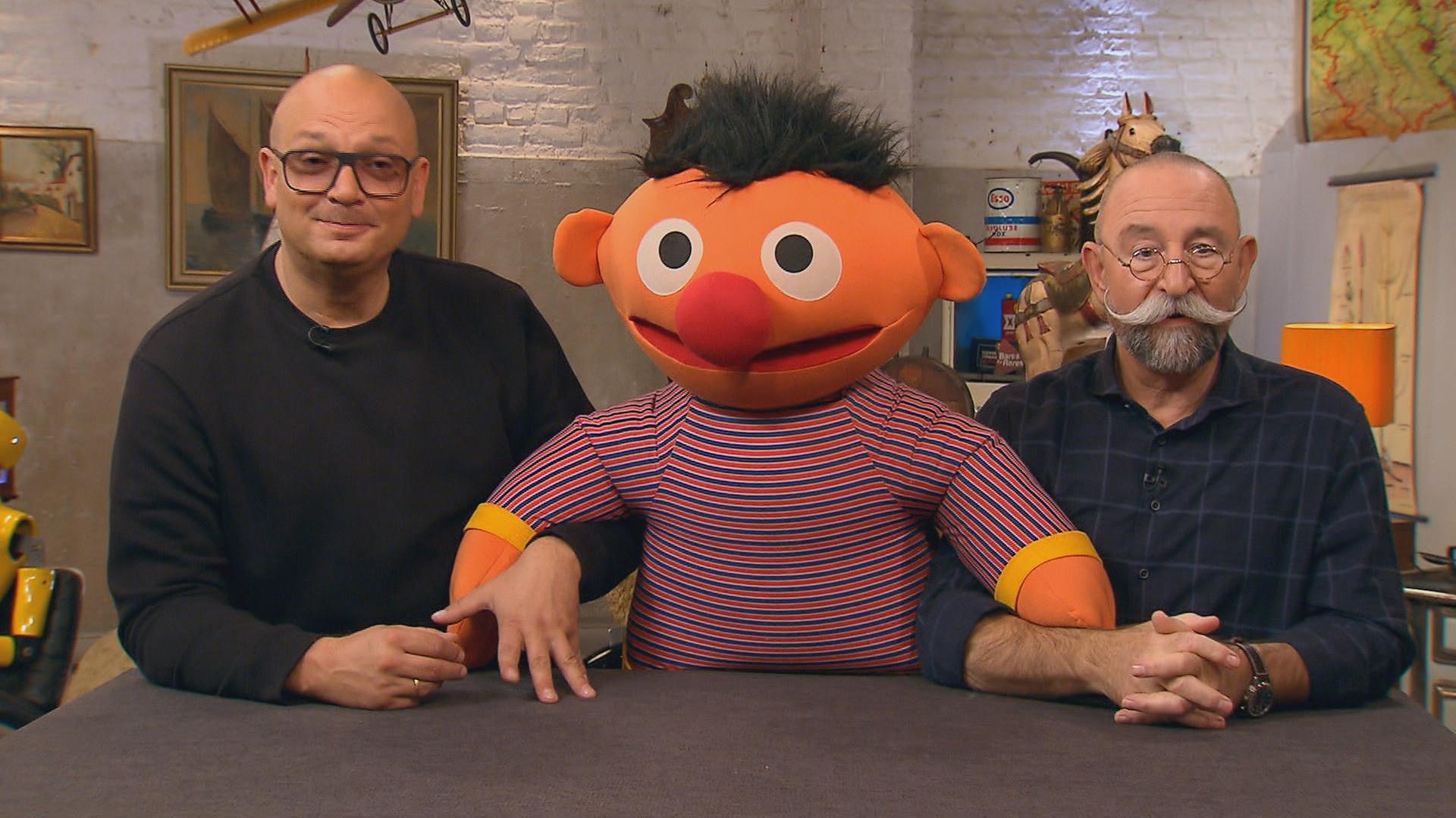 Sven Deutschmanek und Horst Lichter stehen mit einer großen "Ernie"-Stoffpuppe am Pult des Experten.