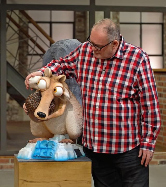 Waldi mit der Ice-Age-Figur "Scrat"