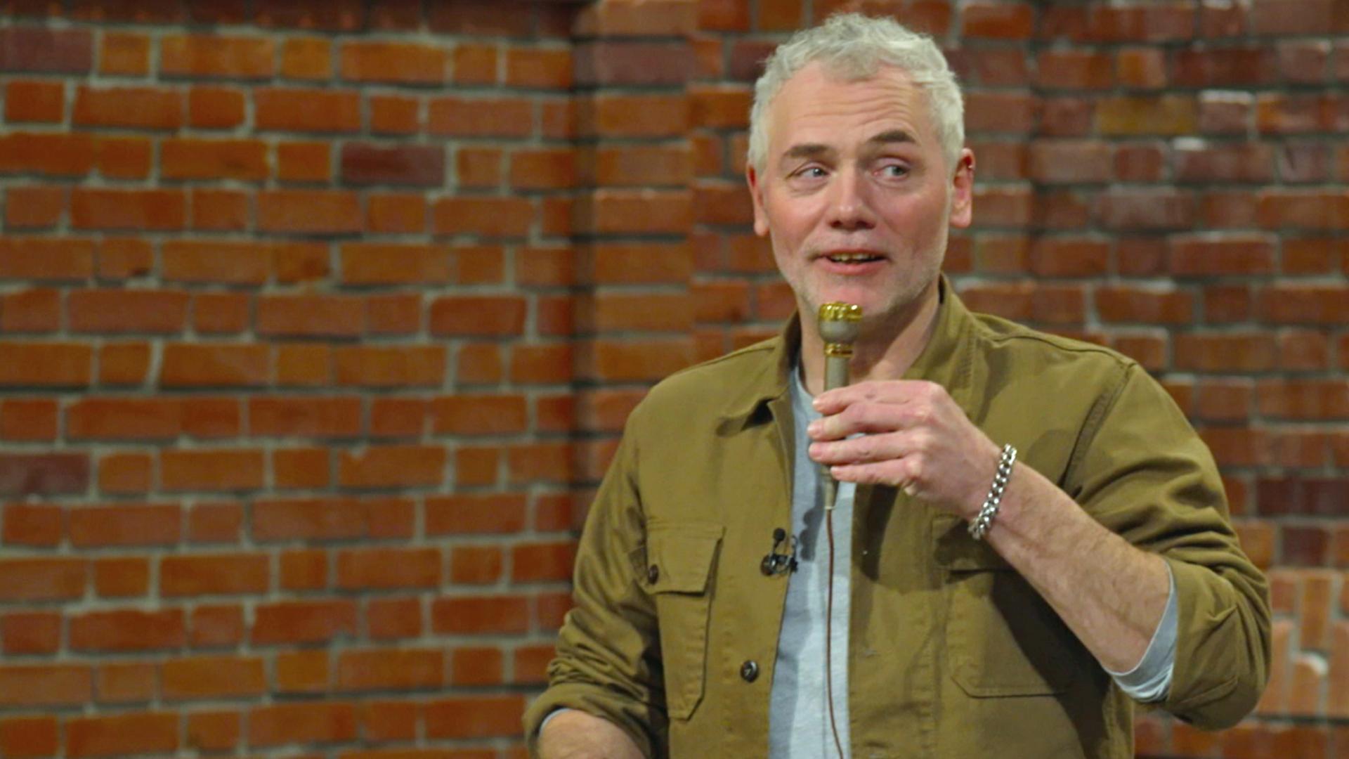 Christian Vechtel und Fabian Kahl probieren ein kleines Mikrofon aus.