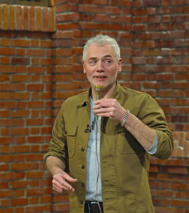 Christian Vechtel und Fabian Kahl probieren ein kleines Mikrofon aus.