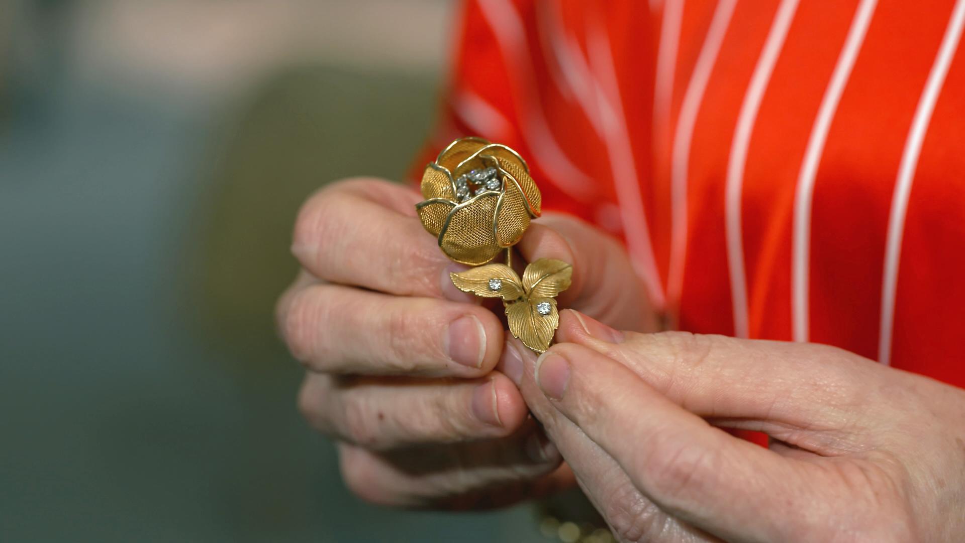 Eine goldene Brosche in Form einer Rose