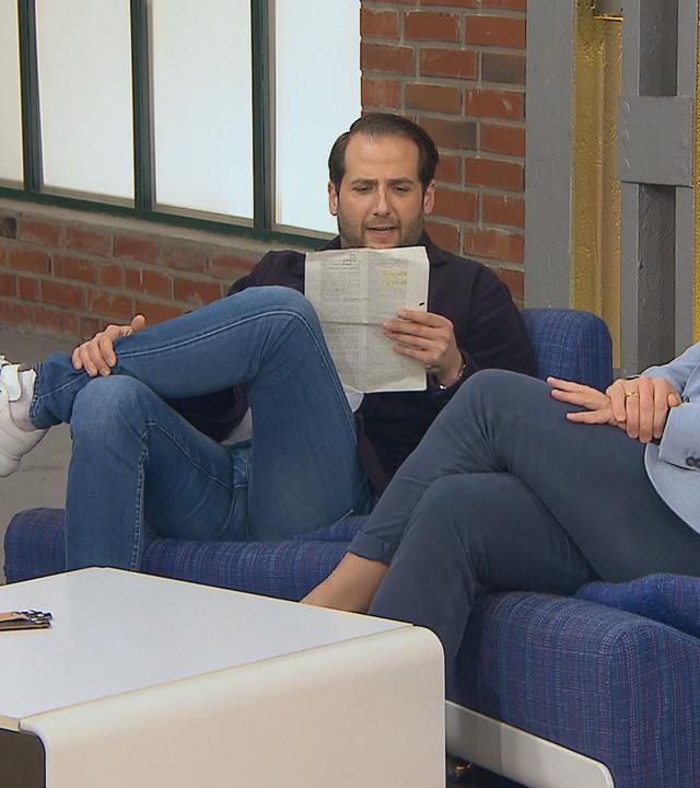 Die Händler Julian Schmitz-Avila und Markus Wildhagen sitzen auf blauen Sesseln