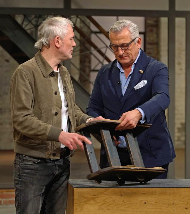 Christian Vechtel und Markus Wildhagen begutachten einen antiken Eisgleiter.