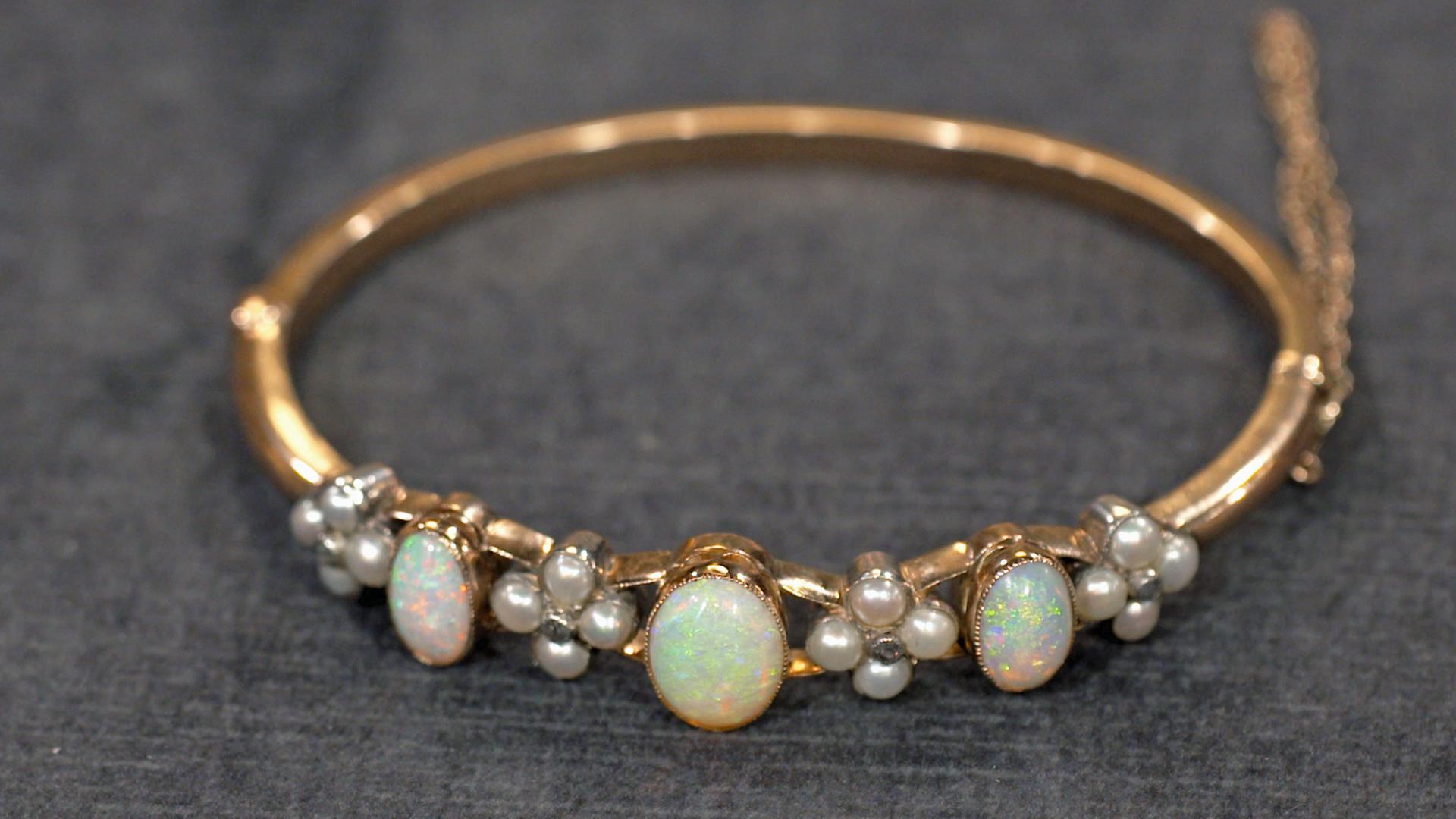 Ein mit Opalen bestückter Goldarmreif aus der Zeit der Jahrhundertwende