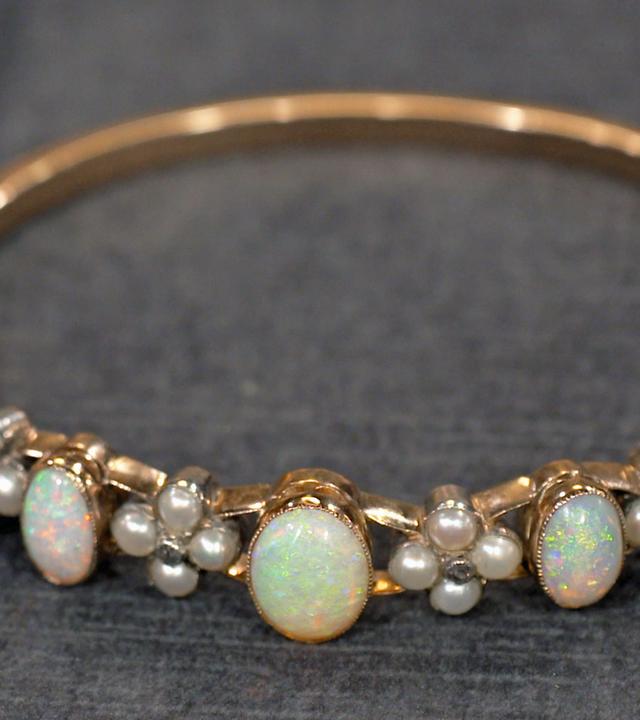 Ein mit Opalen bestückter Goldarmreif aus der Zeit der Jahrhundertwende
