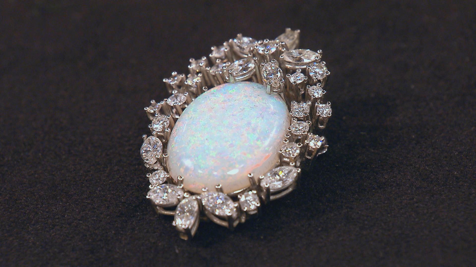 Opal-Brosche mit Diamanten