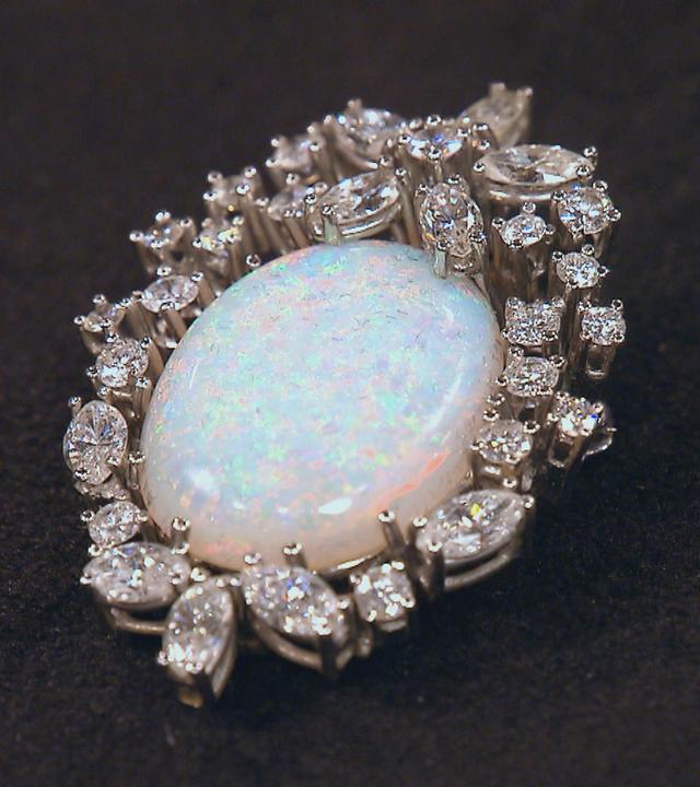 Opal-Brosche mit Diamanten