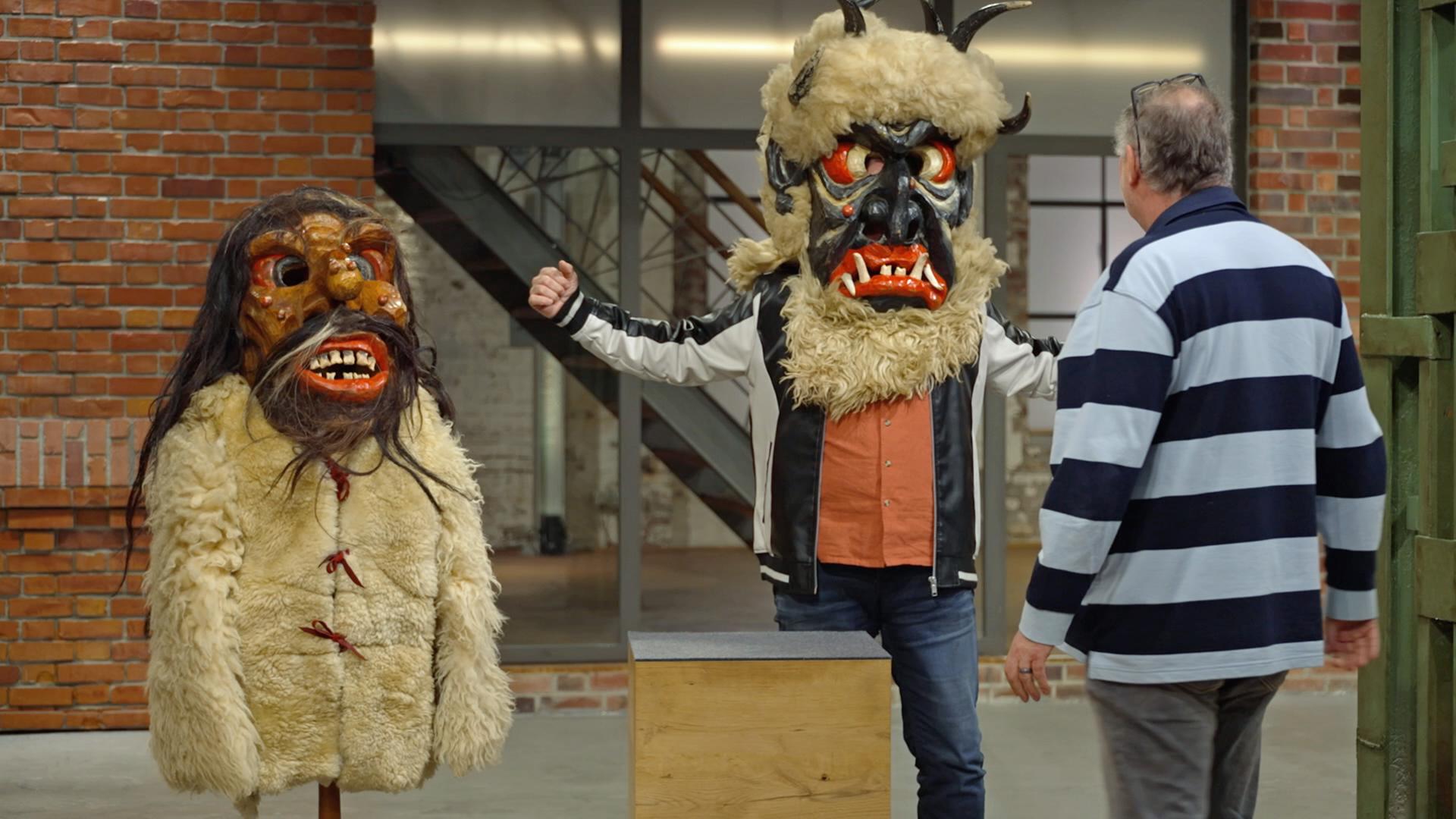 Jos van Katwijk probiert mit Walter Lehnertz Hilfe eine Krampus-Maske aus Österreich an.