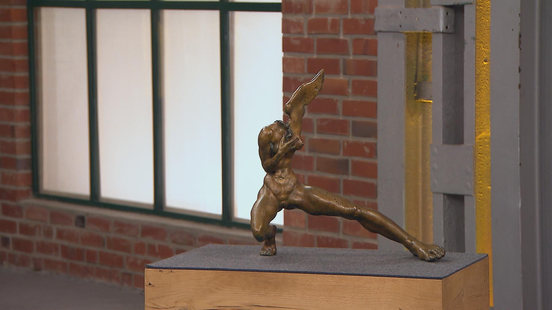 Eine abstrakte Bronzefigur, die einem kopflosen menschlichen Körper ähnelt.