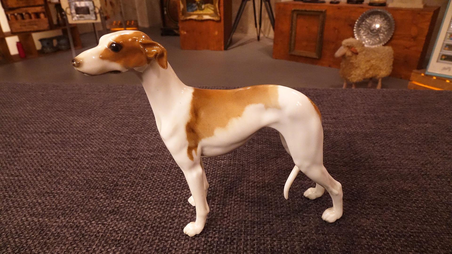 Windhund aus Porzellan