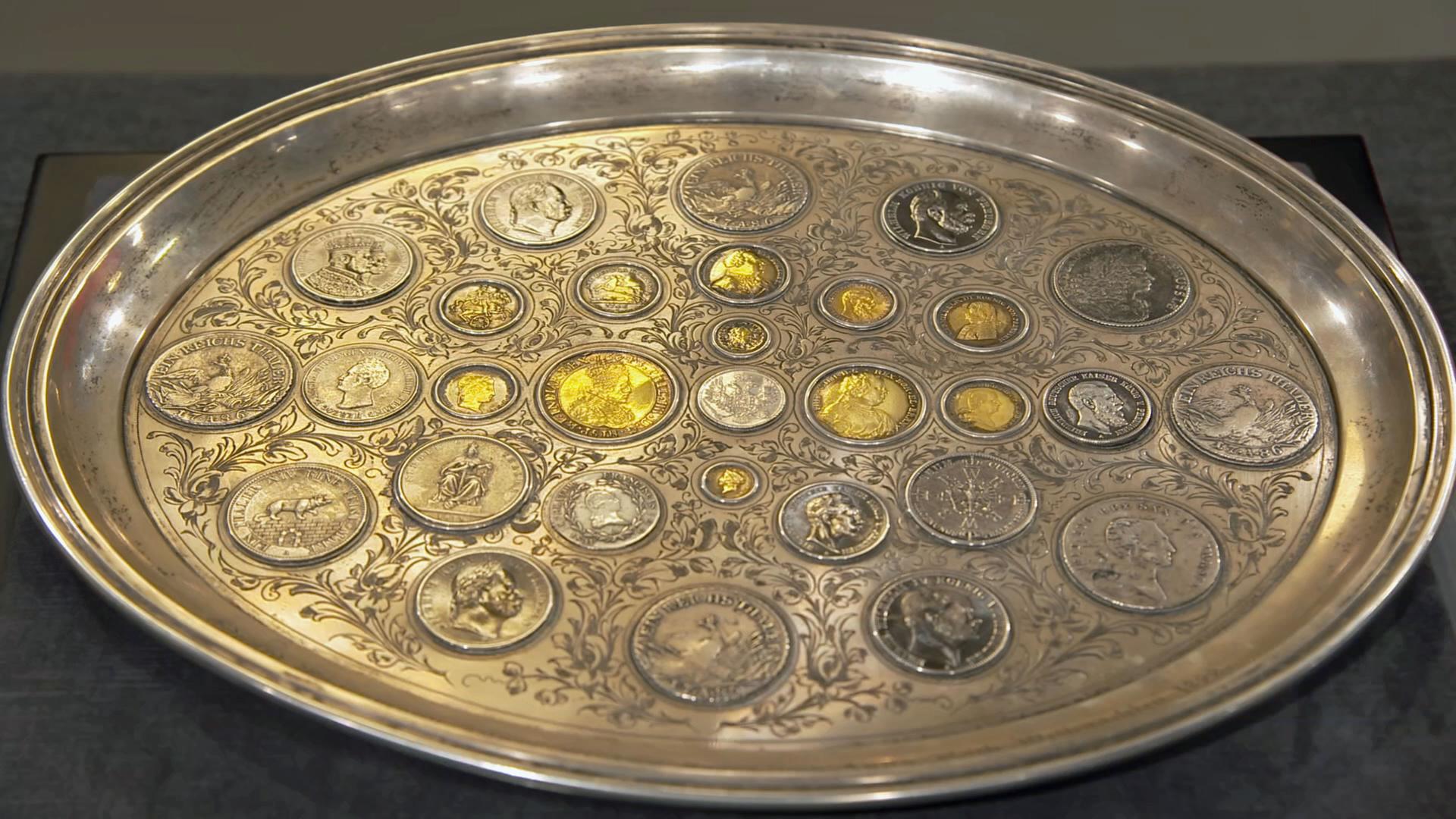 Graviertes, antikes Tablett mit 30 verschiedenen Münzen aus Gold und Silber. 