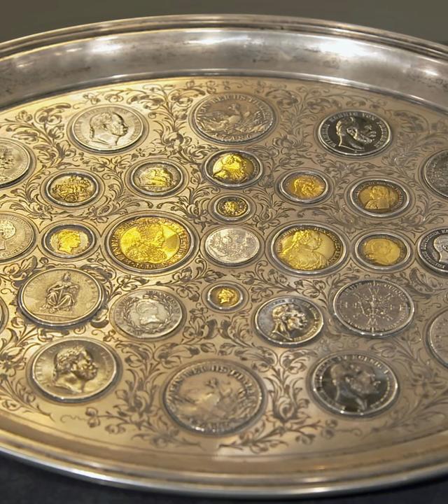 Graviertes, antikes Tablett mit 30 verschiedenen Münzen aus Gold und Silber. 