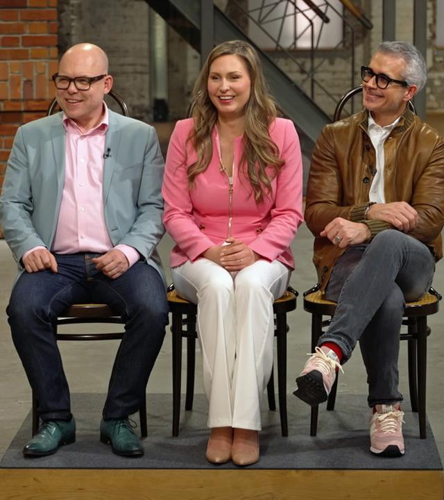 Benjamin Leo Leo, Sarah Schreiber und Anaisio Guedes sitzen auf Stühlen der Firma Thonet.