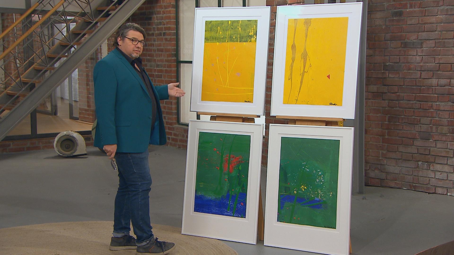 Händler Daniel Meyer steht vor vier Acrylarbeiten der Künstlerin Hilla Jablonsky