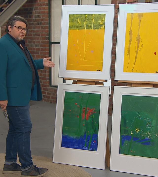 Händler Daniel Meyer steht vor vier Acrylarbeiten der Künstlerin Hilla Jablonsky