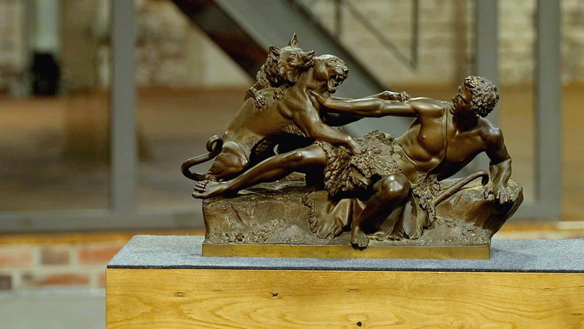 Eine antike Bronzeskulptur des Bildhauers Julius Franz.