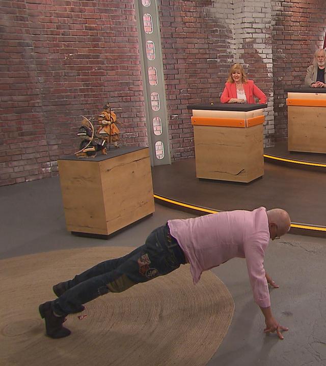 Ein Verkäufer macht Liegestütze vor dem Händlerteam.