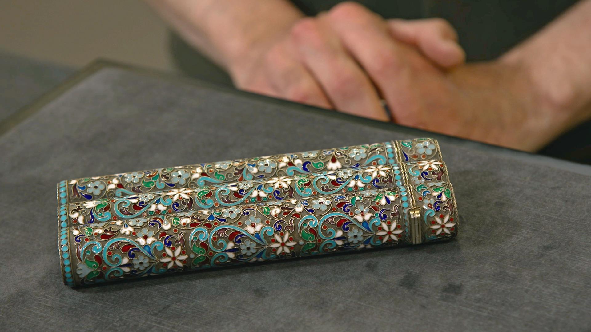 Silbernes Zigarren-Etui in Cloisonné-Technik.