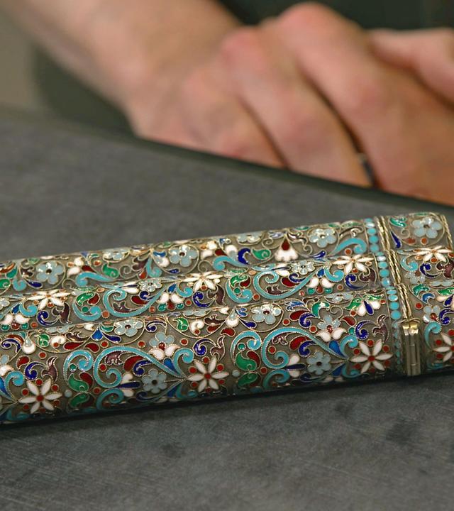 Silbernes Zigarren-Etui in Cloisonné-Technik.