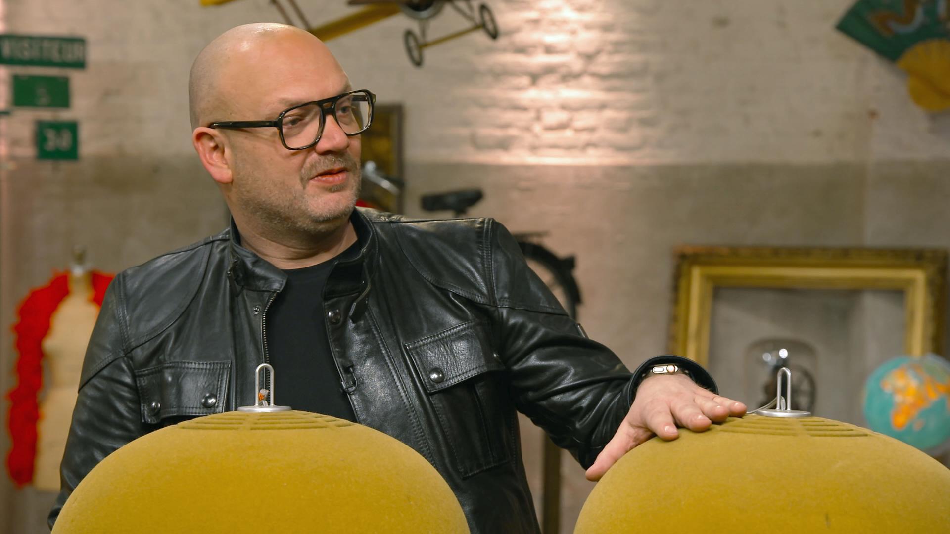 Sven Deutschmanek steht vor zwei runden Summit-Lautsprechern.