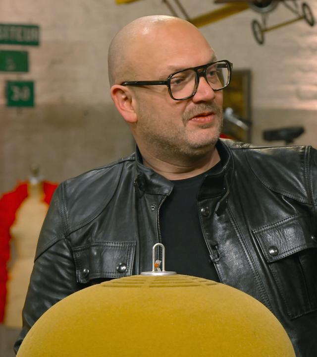 Sven Deutschmanek steht vor zwei runden Summit-Lautsprechern.