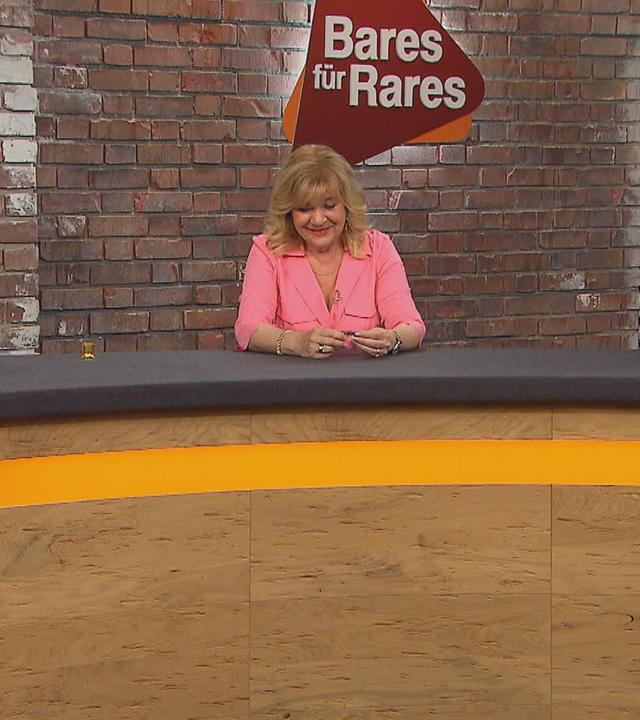 Walter "Waldi" Lehnertz, Elke Velten und Wolfgang Pauritsch sitzen am Händlerpult